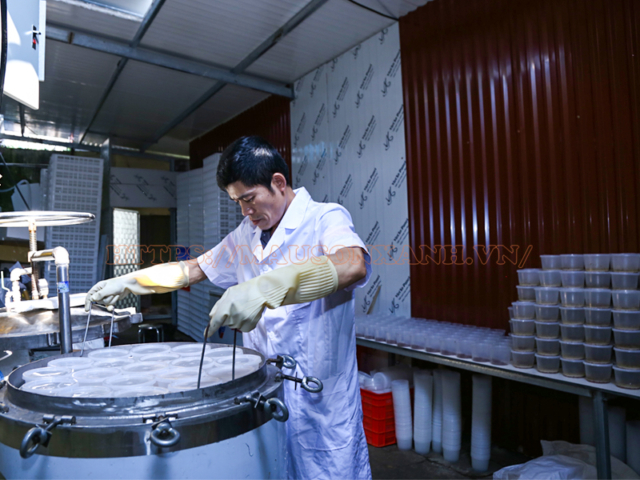 Hấp nguyên liệu trong nồi áp suất